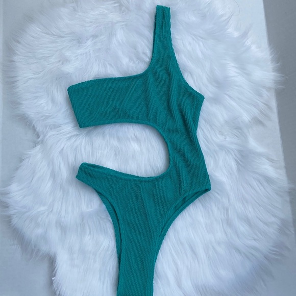 New GUESS One Piece Cutout Swimsuit XS/S - Picture 2 of 6